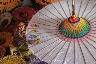 umbrela paper craftsmen_ photographytour_indonesia_central java_javaphototrip_dhikyaditya_2