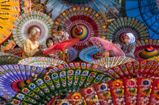umbrela paper craftsmen_ photographytour_indonesia_central java_javaphototrip_dhikyaditya_3