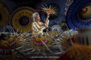 umbrela paper craftsmen_ photographytour_indonesia_central java_javaphototrip_dhikyaditya_5