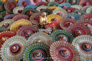 umbrela paper craftsmen_ photographytour_indonesia_central java_javaphototrip_dhikyaditya_7